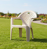 Кресло пластиковое  бежевое