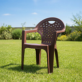 Кресло пластиковое коричневое